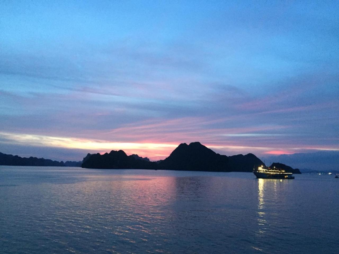 Halong Lavender Cruises Hotel ฮาลอง ภายนอก รูปภาพ