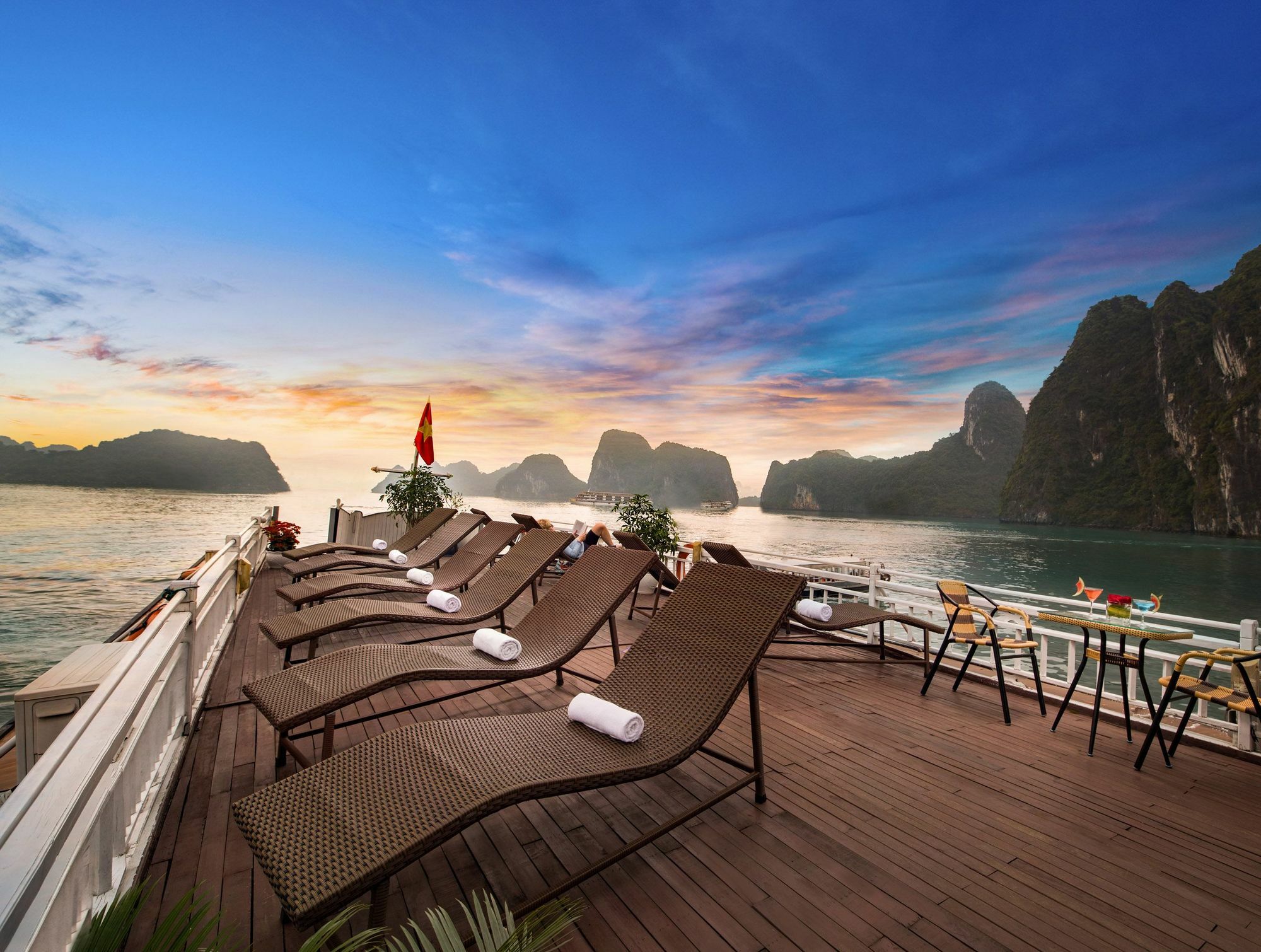 Halong Lavender Cruises Hotel ฮาลอง ภายนอก รูปภาพ