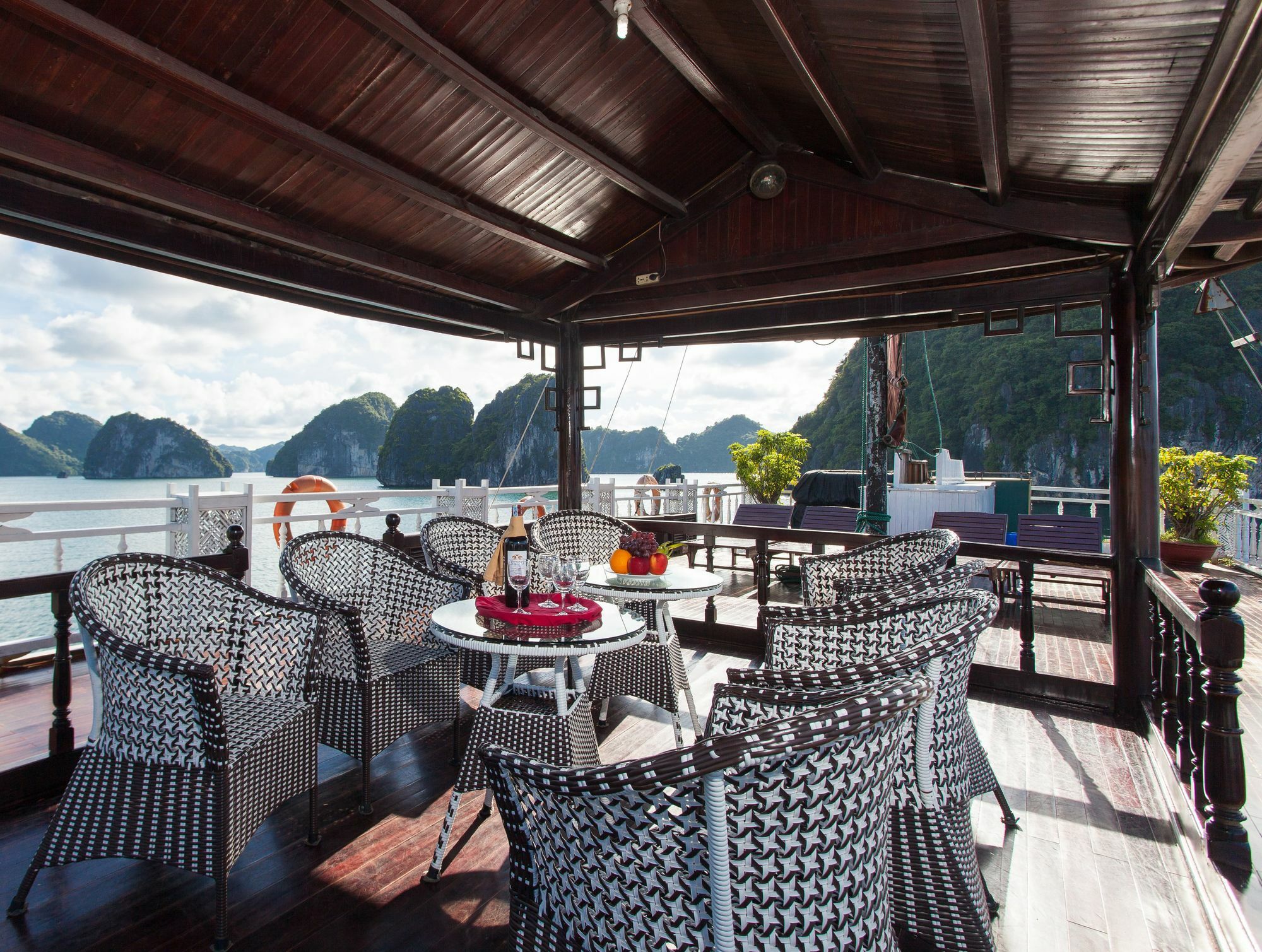 Halong Lavender Cruises Hotel ฮาลอง ภายนอก รูปภาพ